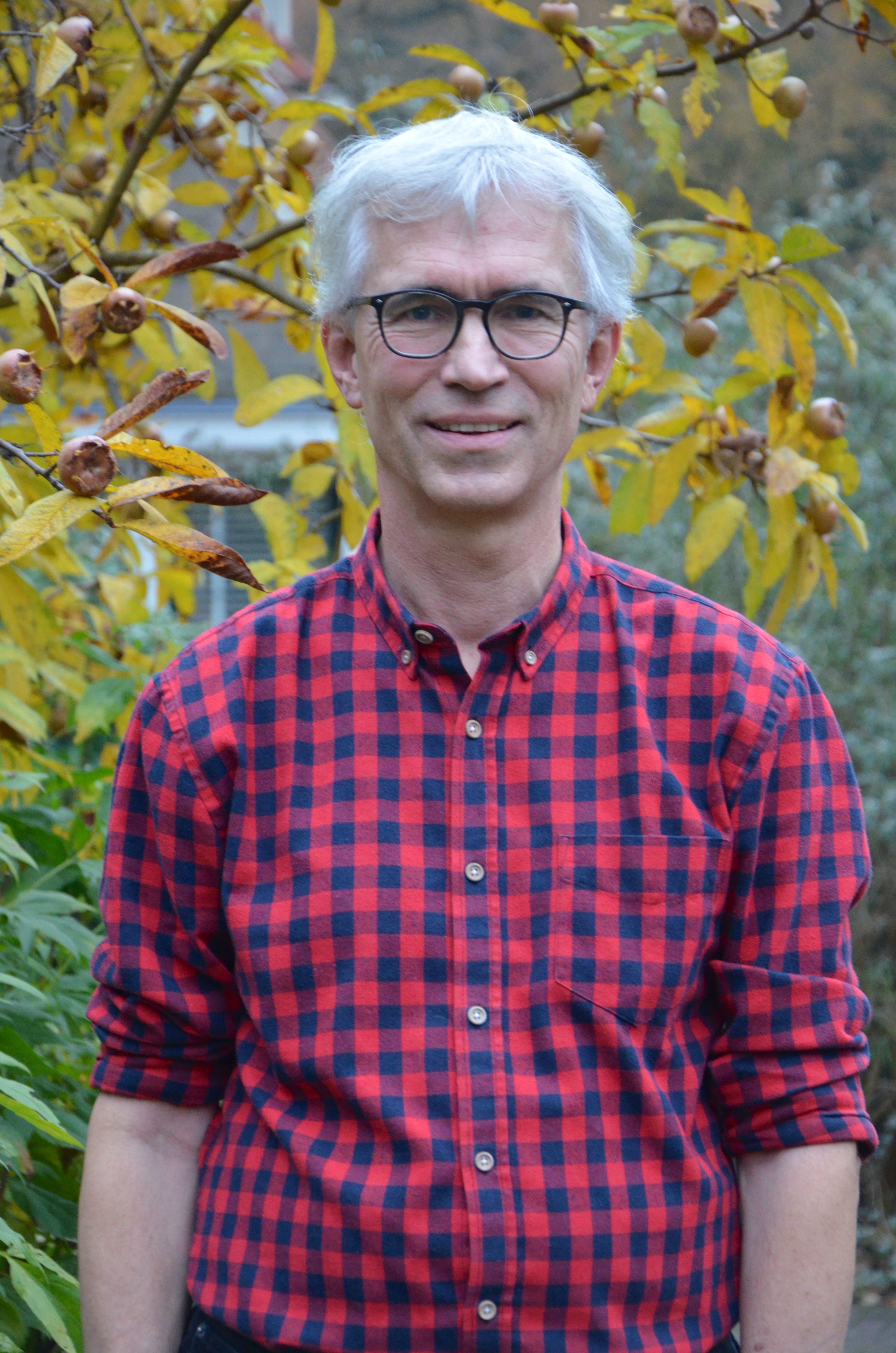 Portret van Erik Stielstra in zijn tuin